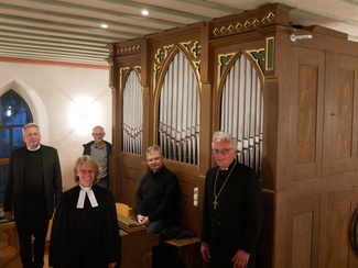 Gruppenbild vor der Orgel